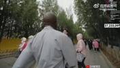 甲亢哥被中国球迷逮住，被说成是科比！还被要求表演后仰跳投