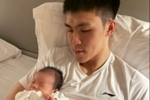 为国征战辛苦了！庞峥麟晒与孩子的合照：第一次见面 多多指教